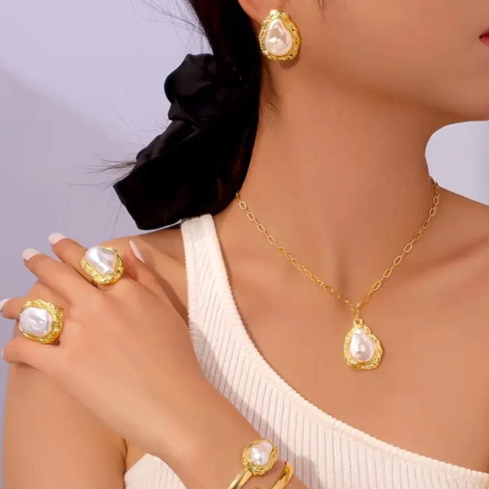 Elegant Gold and Pearl Jewelry Set